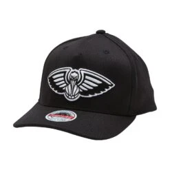 MITCHELL & NESS NEW ORLEANS PELICANS BLACK & WHITE TEAM LOGO 5 PANEL CLASSIC RED SNAPBACK